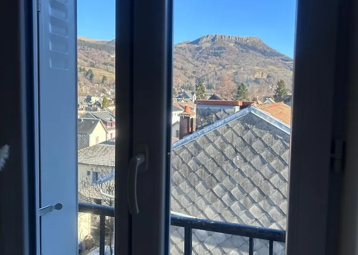 Le Dome-vue Sur Les Montagnes